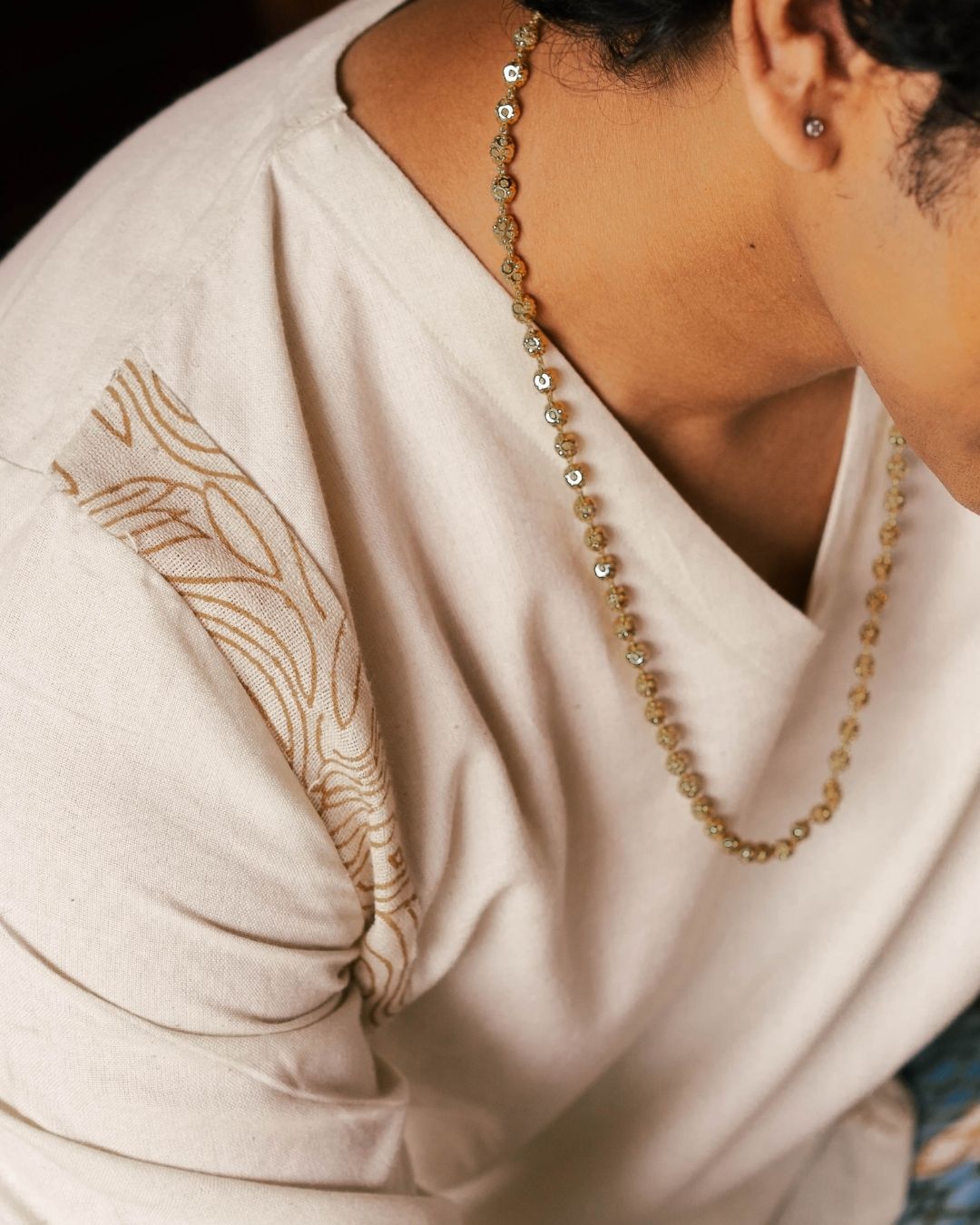 Off-white V-neck kurta