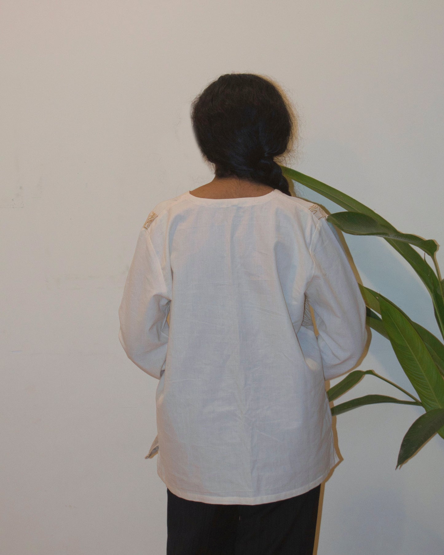 Off-white V-neck kurta