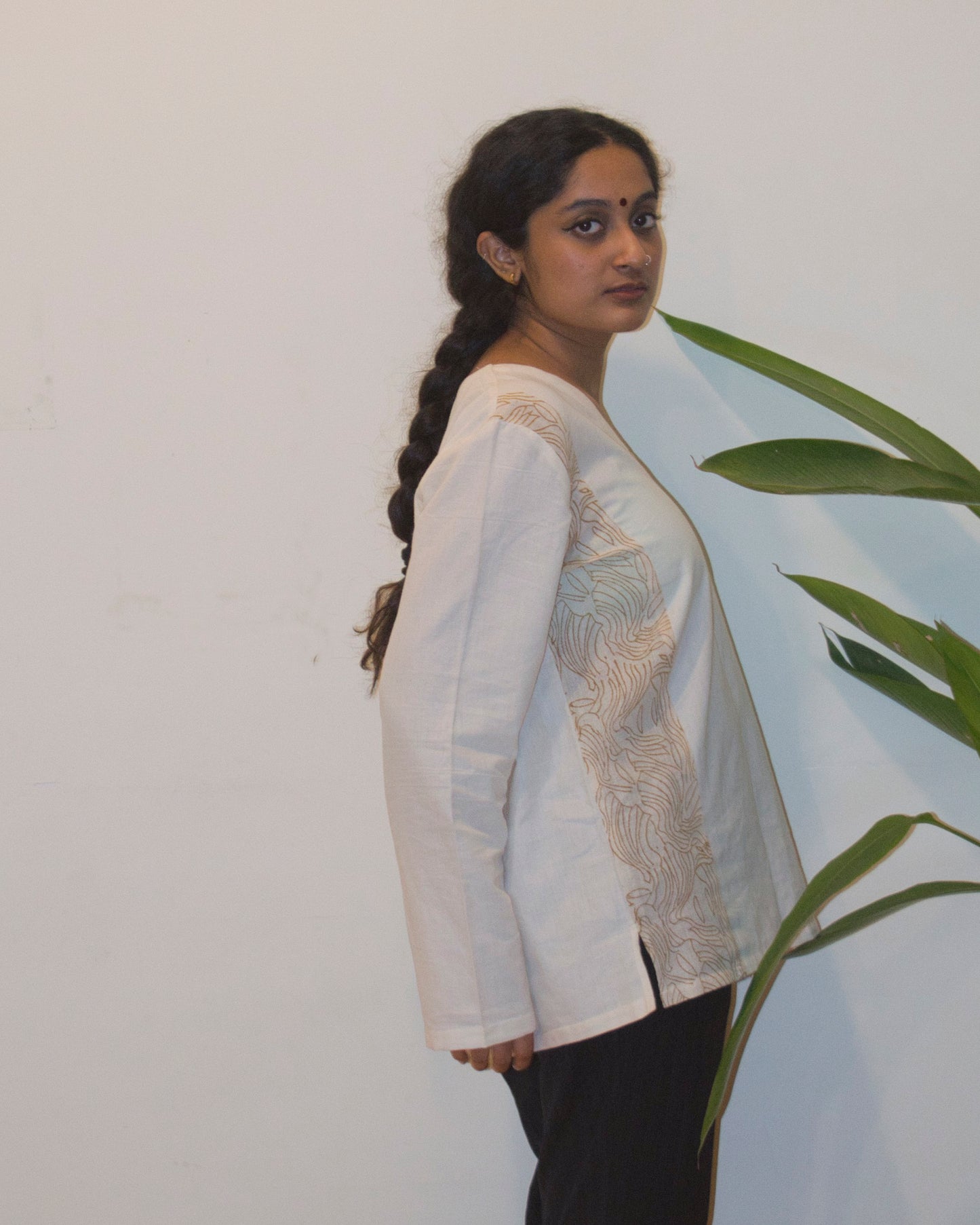 Off-white V-neck kurta