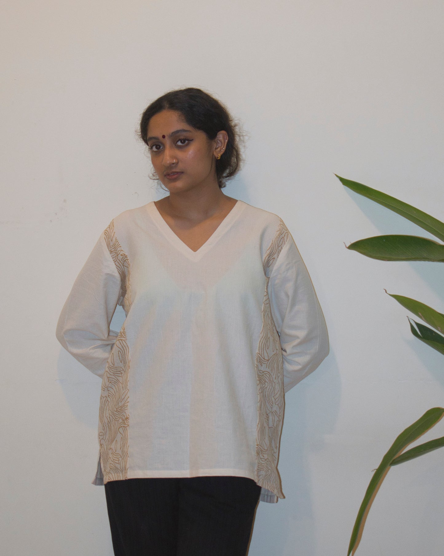 Off-white V-neck kurta