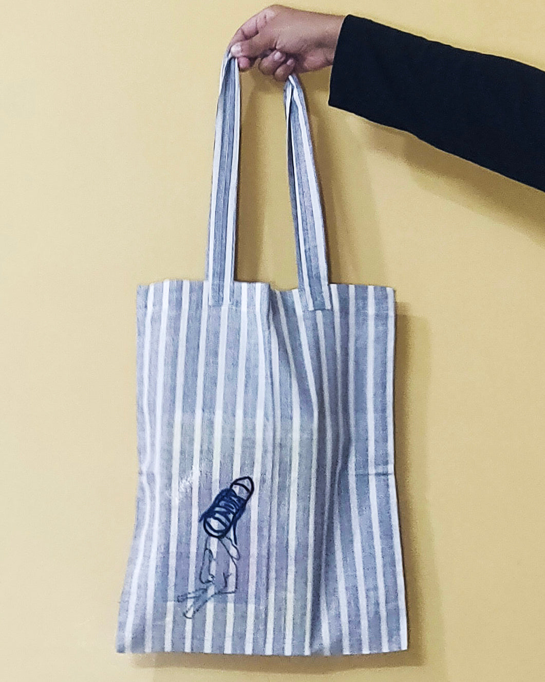 S N E A K E R Tote